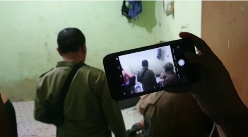 TEPERGOK: Petugas razia gabungan menggeledah kamar kos pasangan bukan suami istri di rumah kos kawasan Pulorejo Kota Mojokerto. Razia asusila tersebut digelar di sepanjang Ramadan. (Farisma Romawan/JPRM)