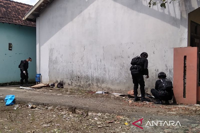 Tim Polda Jateng memeriksa lokasi bekas terjadinya ledakan diduga bubuk bahan petasan di Desa Kedungmalang, Kecamatan Kedung, Kabupaten Jepara, Jawa Tengah, Senin (10/4/2023). ANTARA/Akhmad Nazaruddin Lathif