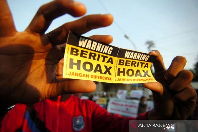 Ilustrasi - Seorang pengunjuk rasa memperlihatkan stiker berita hoaks. (ANTARA/Ardika)