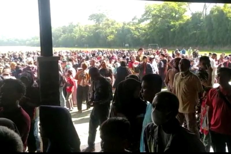 Markas Divisi Infanteri II Kostrad, Cilodong, Kota Depok yang dipenuhi masyarakat menjadi tempat pengobatan alternatif Ida Dayak namun dibatalkan. (ANTARA/Foto: istimewa).