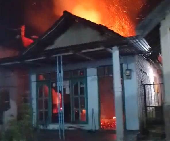 DILALAP API: Kondisi rumah ketika dilalap si jago merah.