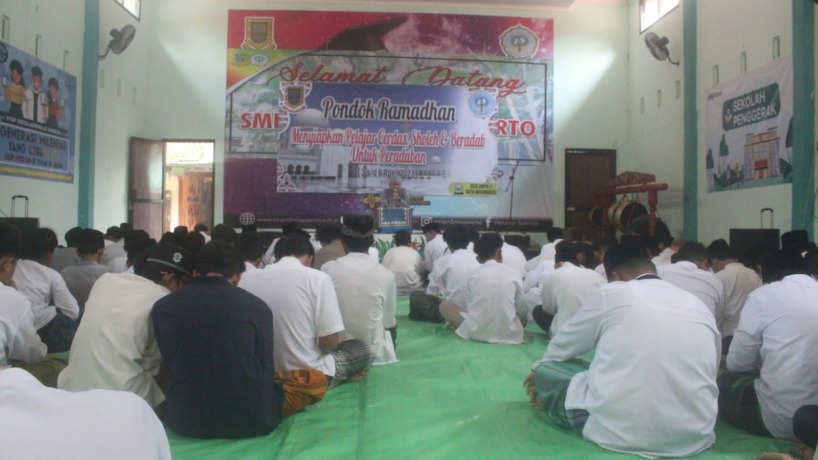 TERTIB: Peserta didik SMPN 3 Kota Mojokerto mengikuti rangkaian kegiatan keagamaan Pondok Ramadhan yang digulirkan selama empat hari. (Indah Oceananda/JPRM)