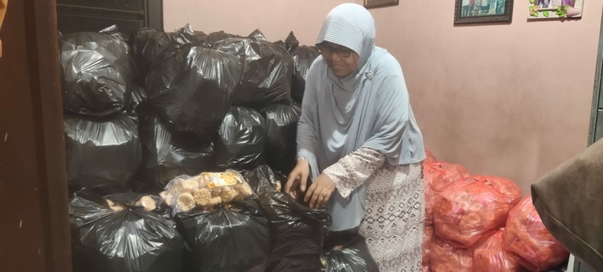 TURUN TEMURUN: Umi dan sang suami menunjukkan aneka jenis rengginang yang sudah diproduksi selama tiga generasi. (Indah Oceananda/JPRM)