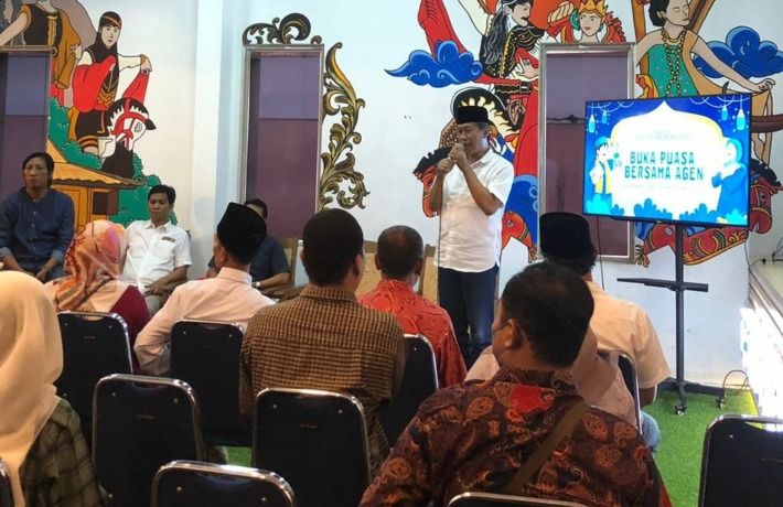 SUASANA BARU: Direktur JPRM M. Nur Kholis memberikan sambutan sebelum berbuka puasa bareng agen koran di Darmo Corner Sunrise Mall Mojokerto, Senin (17/4). (Indah Oceananda/JPRM)