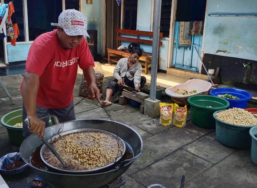 Kudapan Kacang Mete Asal Ngoro Mojokerto Laris Manis Jadi Buruan Pemudik