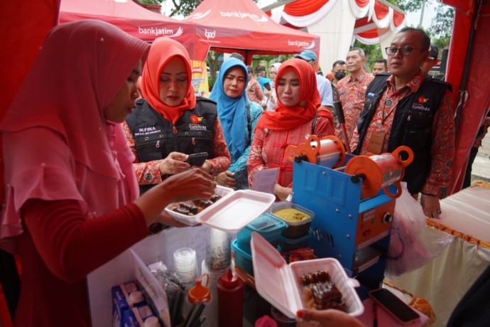 HARGA MERAKYAT: Bupati Ikfina bersama Kepala Disperindag Iwan Abdillah saat meninjau stand pedagang di Waduk Windu, Desa Cinandang, Kecamatan Dawarblandong, Kabupaten Mojokerto, Kamis (6/4). (dok Kominfo Kabupaten for JPRM)