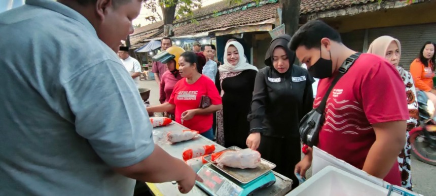 INTERVENSI: Bupati Ikfina Fahmawati bersama Ketua DPRD Kabupaten Mojokerto Ayni Zuroh memantau operasi pasar komoditas daging ayam ras dan cabai merah di Pasar Raya Mojosari, kemarin (19/4).