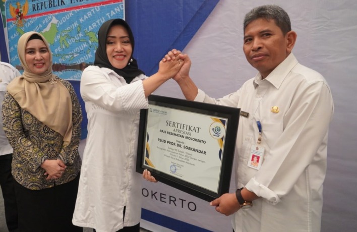 JANJI: (Dari kiri) Kepala BPJS Cabang Mojokerto Elke Winasari, Bupati Mojokerto Ikfina Fahmawati dan Direktur RSUD. Prof. Dr. Soekandar Djalu Naskutub saat peluncuran program implementasi janji layanan JKN, di Hotel Ayola Sunrise, Rabu, (12/4). (Rizal Amr