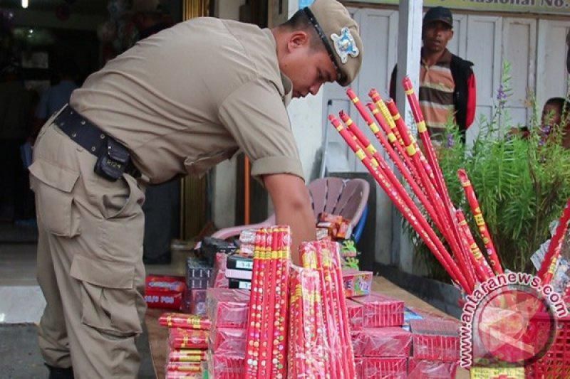 Ilustrasi - Petugas Satpol PP menyita petasan dari pedagang di Kabupaten Aceh Barat. ANTARA FOTO