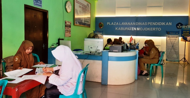 TAHAPAN: Petugas Dispendik Kabupaten Mojokerto melayani perwakilan sekolah yang mengajukan verval dokumen persyaratan pendaftaran PPDB jenjang SMPN jalur prestasi, Senin (3/4). (Rizal Amrulloh/JPRM)