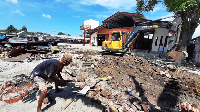 DIBONGKAR: Supini, 74, mengais serpihan barang dari pembongkaran warung miliknya di area Pasar Hewan Sekarputih, Kota Mojokerto, Kamis (27/4). (Rizal Amrulloh/JPRM)