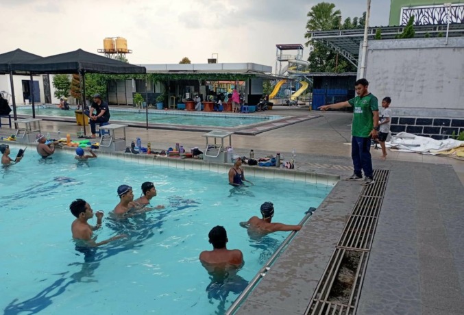 TINGKATKAN PERFORMA: Atlet renang Kabupaten Mojokerto tengah menjalani latihan di kolam renang Aquatics Jombang, beberapa waktu lalu. (Martda Vadetya/JPRM)