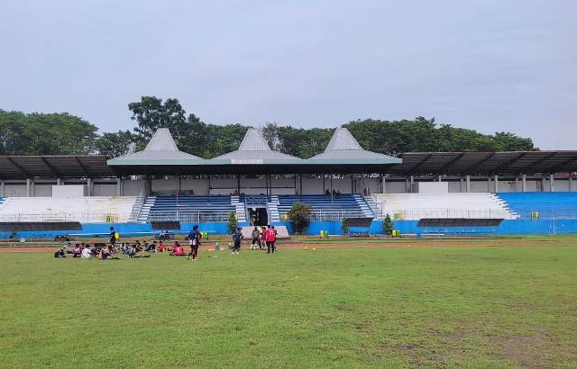 PERSAINGAN KETAT: Tim sepak bola Kabupaten Mojokerto berlatih di Stadion Gelora Gajah Mada Mojosari. Stadion kebanggaan warga Bumi Majapahit ini dalam proses lelang pemeliharaan. (Martda Vadetya/JPRM)