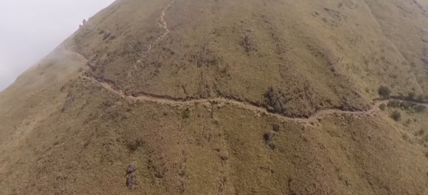 CAGAR BUDAYA: Jalur kuno menuju Puncak Pawitra Gunung Penanggungan yang ditemukan sekitar 2015 silam membuktikan adanya prasarana transportasi darat kala itu. Konon, jalur itu untuk dilewati kereta kuda bangsawan yang hendak ritual di Puncak Pawitra. (Sum