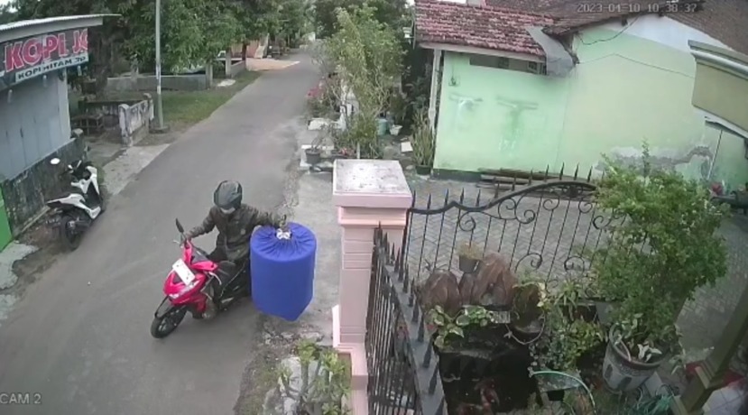 BERAKSI: Aksi pelaku mencuri burung murai batu milik Kades Menanggal yang terekam kamera CCTV di sekitar lokasi. (Martda Vadetya/JPRM)