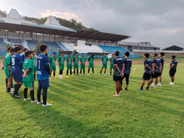 INTENSITAS TINGGI: Pemain sepak bola Kabupaten Mojokerto menjalani small side games dalam sesi latihan di Stadion Gelora Gajah Mada Mojosari. (Martda Vadetya/JPRM)