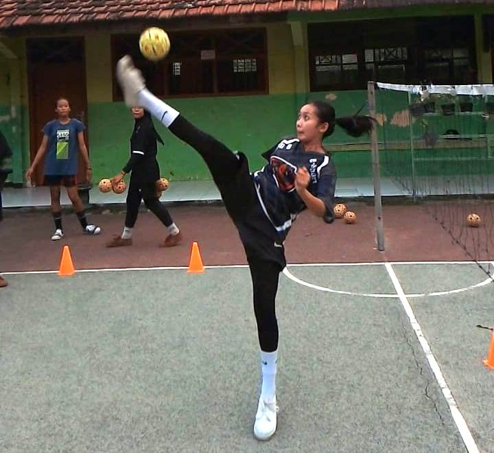 SMASH: Atlet sepak takraw putri Kabupaten Mojokerto melesatkan sepakan menukik dalam sesi latihan di lapangan SMPN 2 Gedeg. (Martda Vadetya/JPRM)