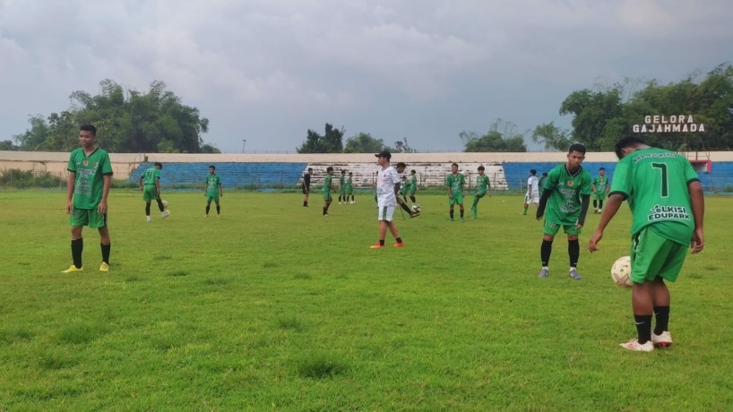 DIGEMBLENG: Sejumlah pemain sepak bola Kabupaten Mojokerto tengah melakukan pemanasan sebelum melakoni laga uji coba beberapa waktu lalu.