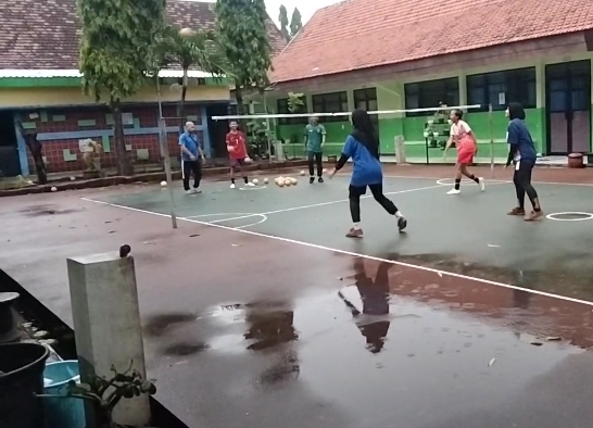 BEKAL TANDING: Sejumlah atlet sepak takraw putri Kabupaten Mojokerto melakoni pemusatan latihan di lapangan sepak takraw SMPN 2 Gedeg. (Martda Vadetya/JPRM)