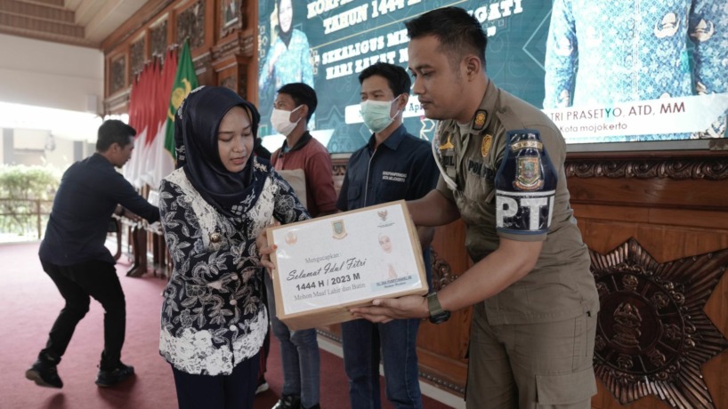 DISALURKAN: Wali Kota Ika Puspitasari selaku Penasihat KORPRI Kota Mojokerto mentasyarufkan zakat dan infak tahun 2023 di Pendapa Sabha Kridatama, Jumat (14/4). (Diskominfo Kota Mojokerto for JPRM)