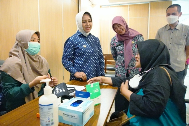 BUGAR: Wali Kota Ika Puspitasari dan Kepala Dinkes PPKB Kota Mojokerto dr Farida Mariana meninjau pelaksanaan cek kesehatan gratis di MPP, kemarin (19/5). (Indah Oceananda/JPRM)