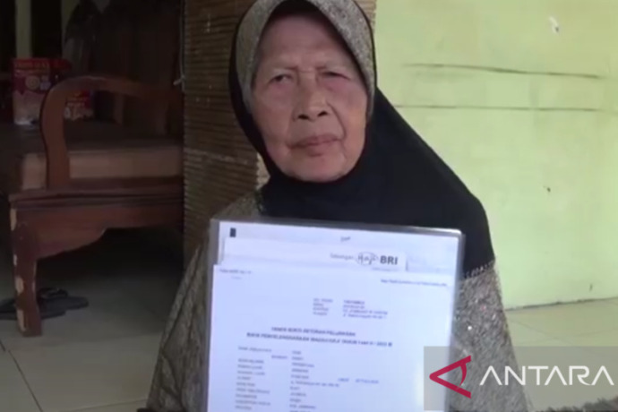 Mbah Gemi, salah seorang jamaah calon haji tertua asal Kabupaten Jombang, Jawa Timur. ANTARA/ Asmaul