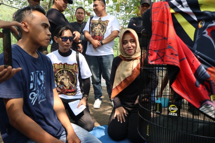 DONGKRAK PEREKONOMIAN: Bupati Mojokerto Ikfina Fahmawati apresiasi lomba burung berkicau Piala Bupati Cup di Gantangan Satelit Bc, Desa Pacing, Kecamatan Bangsal, yang menjadi salah satu rangkaian Hari Jadi Ke-730 Kabupaten Mojokerto, Minggu (28/5).