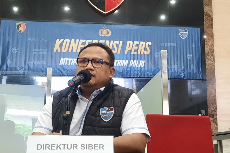 Direktur Tindak Pidana Siber Bareskrim Polri Brigjen Pol. Adi Vivid A Bactiar, Senin (1/5/2023). (ANTARA/Laily Rahmawaty)