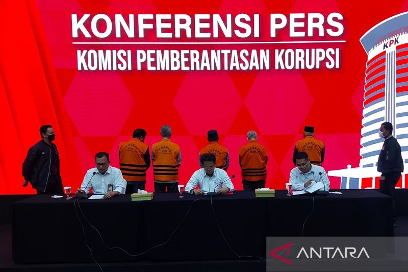 Komisi Pemberantasan Korupsi (KPK) hadirkan lima tersangka kasus dugaan suap pengesahan RAPBD Provinsi Jambi dalam jumpa pers di Gedung Merah Putih KPK, Jakarta Selatan, Senin (8/5/2023). ANTARA/Fianda Sjofjan Rassat