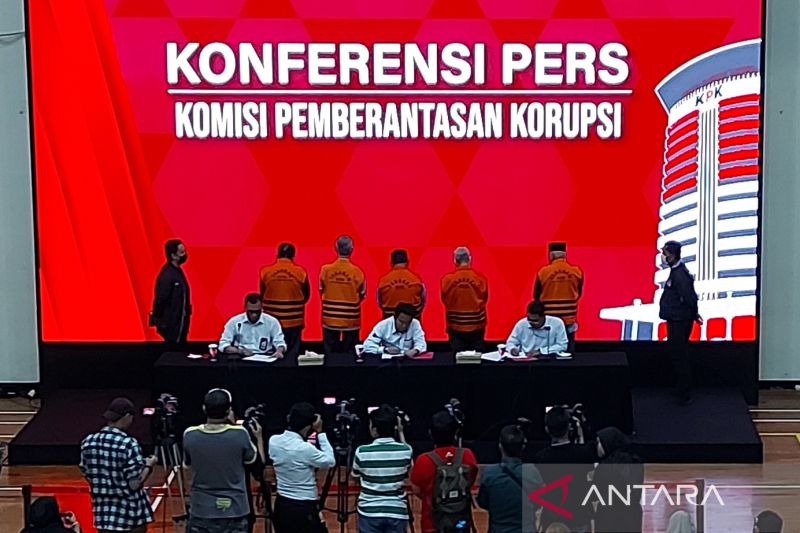 KPK menghadirkan lima tersangka kasus dugaan suap pengesahan RAPBD Provinsi Jambi dalam jumpa pers di Gedung Merah Putih KPK, Jakarta Selatan, Senin (8/5/2023). (ANTARA/Fianda Sjofjan Rassat)