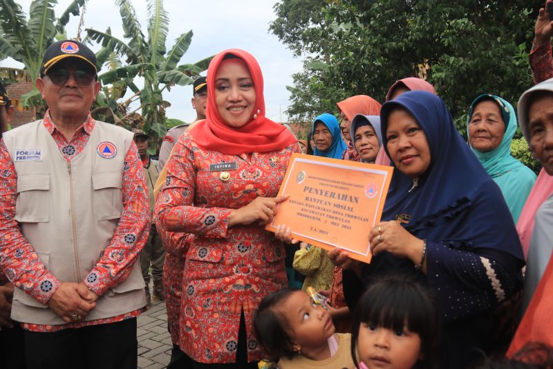 Bupati Mojokerto Ikfina Fahmawati menyerahkan bantuan kepada korban terdampak angin kencang yang ada di kabupaten setempat, Kamis (11/5). ANTARA/HO Pemkab Mojokerto