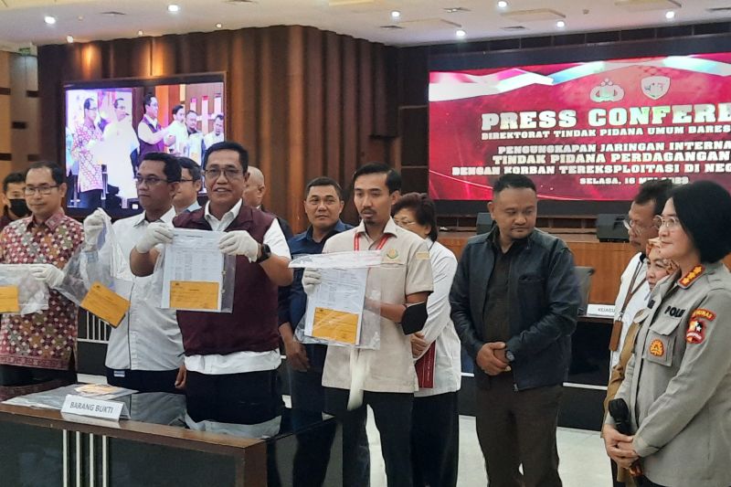 Direktur Tindak Pidana Umum (Dirtipidum) Bareskrim Polri Brigjen Pol. Djuhandhani Rahardjo Puro (tengah) memperlihatkan barang bukti kejahatan TPPO 25 WNI ke Myanmar di Bareskrim Polri, Jakarta, Selasa (16/5/2023). (ANTARA/Laily Rahmawaty)