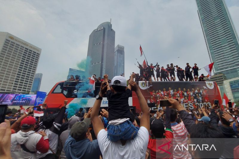 Bus arak-arakan Timnas Sepakbola U-22 tiba di kawasan Bundaran Hotel Indonesia Jakarta, Jumat (19/5/2023). (ANTARA/Aditya Ramadhan)
