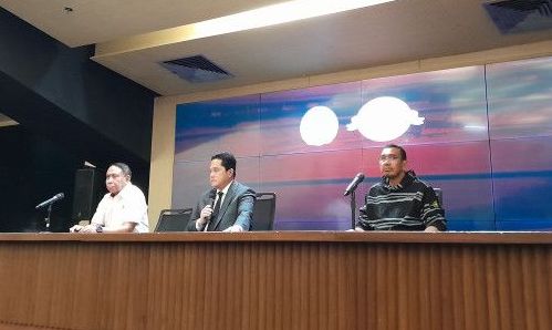 Ketua Umun Persatuan Sepak Bola Indonesia (PSSI) Erick Thohir (tengah) bersama dengan Wakil Ketua Umum PSSI Zainudin Amali (kanan) dan EXCO PSSI Arya Sinulingga (kiri) saat dalam konferensi pers di stadion stadion utama Gelora Bung Karno, Senayan, Jakarta