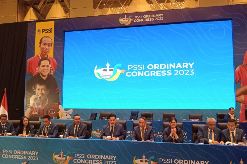 Ketua Umum PSSI Erick Thohir (tengah) menjawab pertanyaan pewarta setelah menjalani Kongres Biasa 2023 di Hotel Intercontinental, Jakarta, Minggu (28/5/2023). (ANTARA/RAUF ADIPATI)