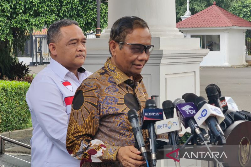 Menteri Koordinator Bidang Politik, Hukum, dan Keamanan Mahfud MD menyampaikan keterangan di lingkungan Istana Kepresidenan Jakarta, Selasa, seusai mengikuti rapat internal terkait pemberantasan tindak pidana perdagangan orang yang dipimpin Presiden RI Jo