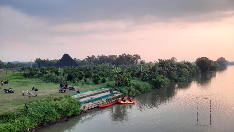 DAYA TARIK: Kawasan Sungai Ngotok, Jembatan Rejoto, Kecamatan Prajurit Kulon yang dijadikan sebagai lokasi proyek pembangunan Taman Wisata Mojopahit, Kota Mojokerto. (Rizal Amrulloh/JPRM)