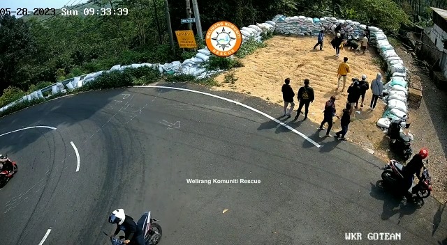 JALUR EKSTREM: CCTV di tikungan Gotean, jalur Pacet-Cangar, Kecamatan Pacet, Kabupaten Mojokerto, merekam kecelakaan rem blong, kemarin. (tangkapan CCTV)