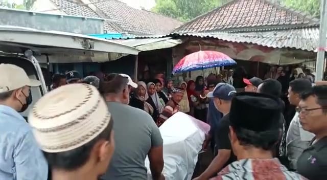 KORBAN TENGGELAM: Ratusan pelayat menunggu kedatangan jenazah M. Zakaria,15, pelajar asal Dusun/Desa Wonorejo, Kecamatan Trowulan, yang hanyut terseret ombak Pantai Serang, Blitar, Minggu (30/4) siang akhirnya tiba di rumah duka, Senin (1/5) siang. (Yulia