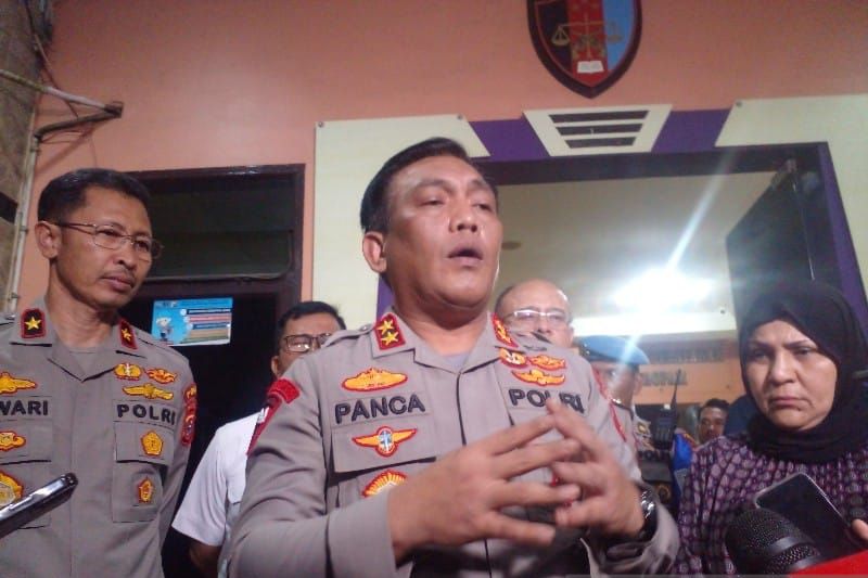 Kapolda Sumut, Irjen Pol RZ Panca Putra (tengah) didampingi Wakapolda, Brigjen Pol Jawari (kiri) dan ibu Ken Admiral, Elvi Indri (kanan) memberikan keterangan kepada awak media di Gedung Bidang Propam Polda Sumut (ANTARA/M Sahbainy Nasution)