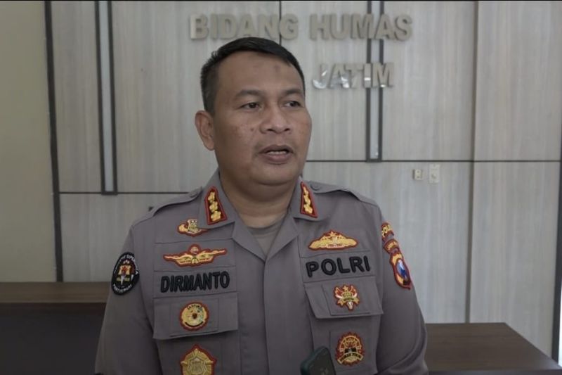 Kabid Humas Polda Jawa Timur Kombes Pol. Dirmanto saat memberi keterangan terkait tewasnya tahanan Polres Tanjung Perak Surabaya kepada wartawan di Mapolda setempat, Selasa (9/5/2023). (ANTARA/HO-Bidhumas Polda Jatim)