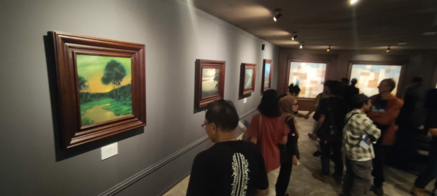 PAMERAN TUNGGAL: Sejumlah pengunjung menikmati karya lukis R Wisnu D yang dipamerkan. (Arief Hikmawan/JPRM)