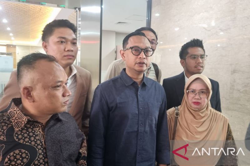 Archi Bella, keponakan Wamenkumham didampingi pengacaranya memenuhi panggilan penyidik diperiksa sebagai tersangka di Bareskrim Polri, Jakarta, Kamis (11/5/2023). ANTARA/Laily Rahmawaty