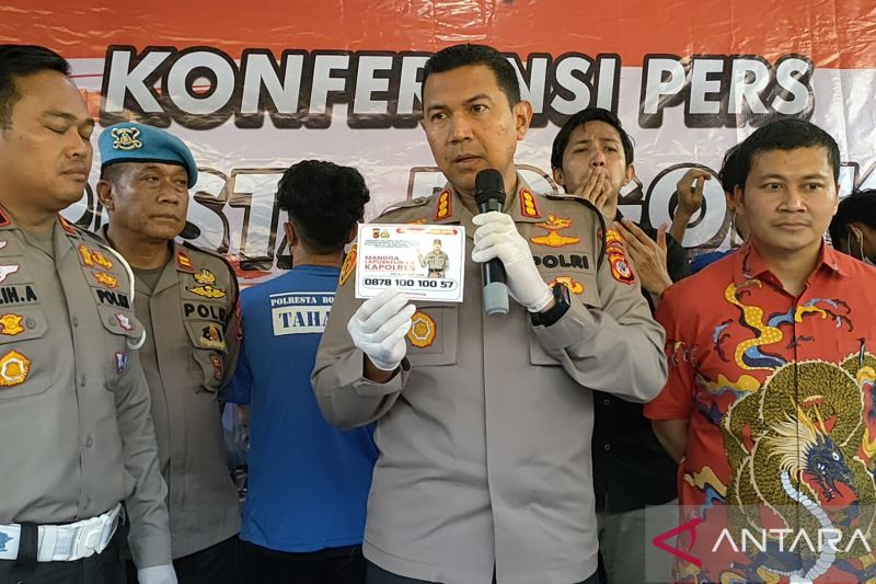 Kapolesta Bogor Kota Kombes Pol. Bismo Teguh Prakoso saat ungkap kasus penipuan jasa pembuatan SIM di Mapolresta Bogor Kota, Jumat (5/5/2023). ANTARA/Linna Susanti