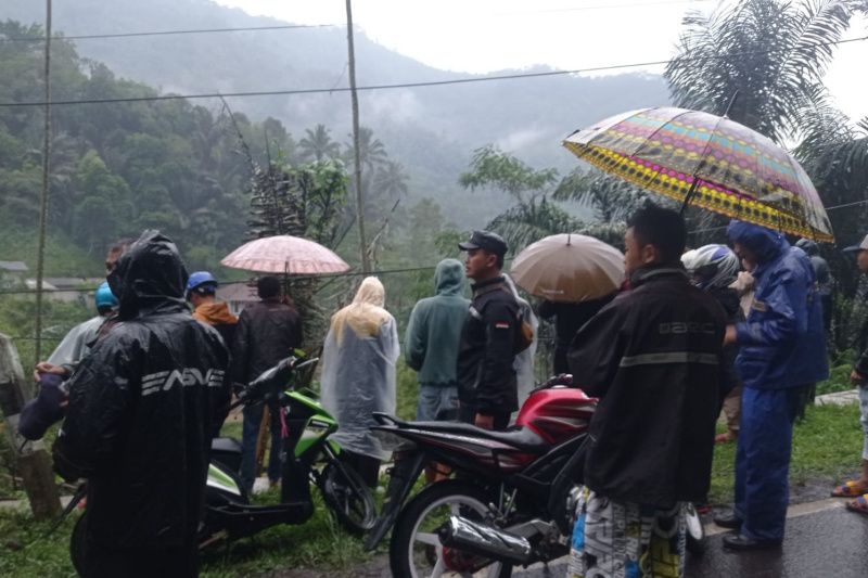 Kepolisian melakukan olah tempat kejadian perkara penemuan tengkorak manusia di Kampung Awisuti, Desa Sukamulya, Kecamatan Talegong, Kabupaten Garut, Jawa Barat, Jumat (5/5/2023). ANTARA/HO-Polres Garut.