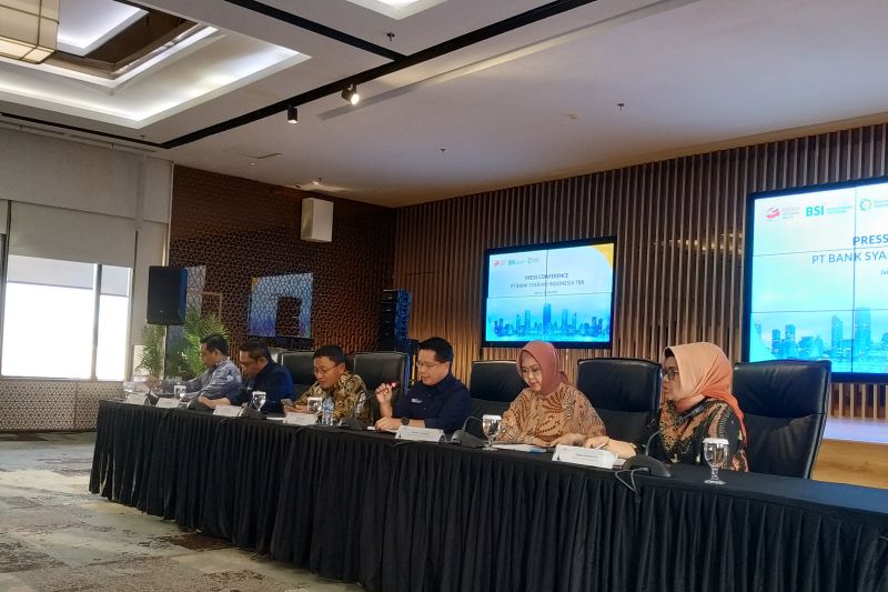 Direktur Utama BSI Hery Gunardi (ketiga dari kanan) dalam Konferensi Pers Update Layanan BSI di Jakarta, Kamis (11/05/2023). (ANTARA/Agatha Olivia Victoria)