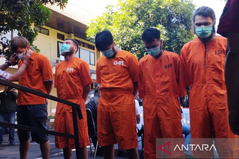 Lima tersangka kasus kepemilikan dan peredaran narkotika jaringan internasional asal Rusia dan Uzbekistan, seorang WNI dari kiri ke kanan berinisial KM, KD, AB, SU, dan RD ditunjukkan ke publik oleh Direktorat Reserse Narkoba Kepolisian Daerah Bali di Mak