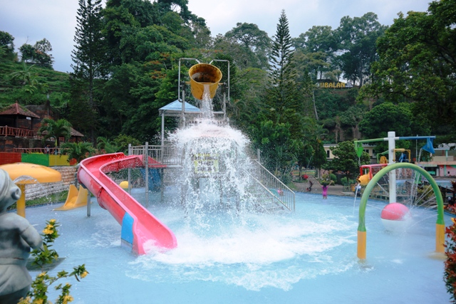 WISATA KELUARGA: Wisata Ubalan Water Park di Kecamatan Pacet, milik Pemkab Mojokerto dilengkapi berbagai wahana permainan anak.