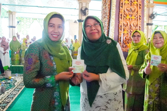LAUNCHING: Ketua PC Muslimat NU yang juga Wali Kota Mojokerto Ika Puspitasari didampingi Ketua PW Muslimat NU Jatim Masruroh Wahid menyerahkan E-Kartamus secara simbolis kepada para anggota, Kamis (18/5). (Rizal Amrulloh/JPRM)