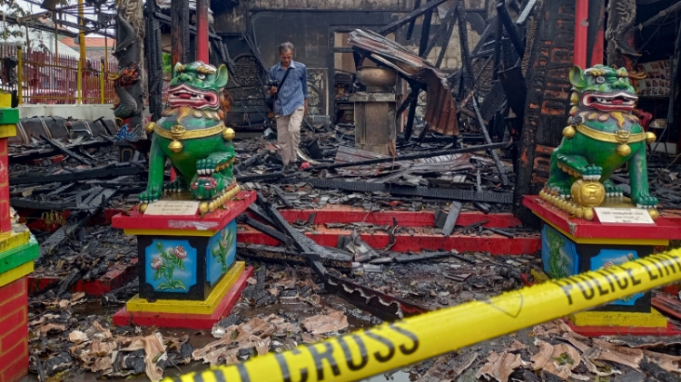 GARIS PENGAMAN: Kebakaran di Kelenteng Hiap Thian Kiong dalam penanganan pihak kepolisian. Garis polisi telah terpasang di lokasi, Minggu (7/5). (Yulianto Adi Nugroho/JPRM)
